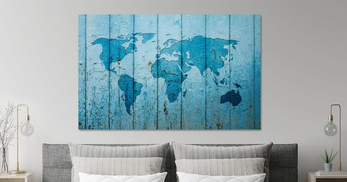 Wereldkaart op blauwe houten planken
